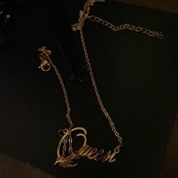 Gold tone customized  name Queen necklace - Picture 4 of 6